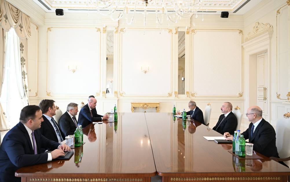 President Ilham Aliyev receives CEO of bp (PHOTO)