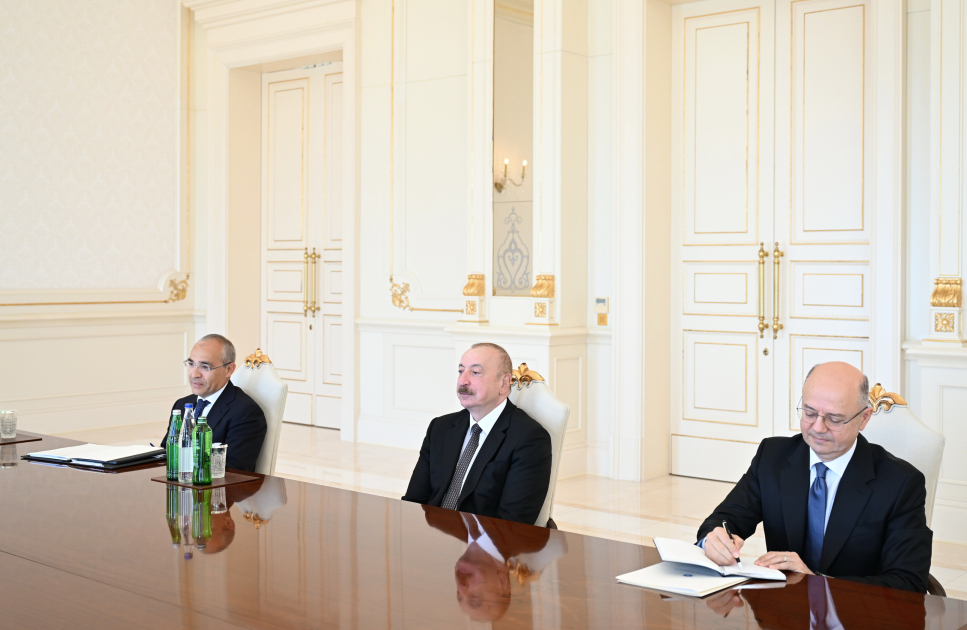 President Ilham Aliyev receives CEO of bp (PHOTO)