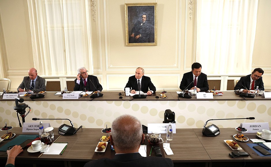 Putin meets with heads of world media on sidelines of SPIEF