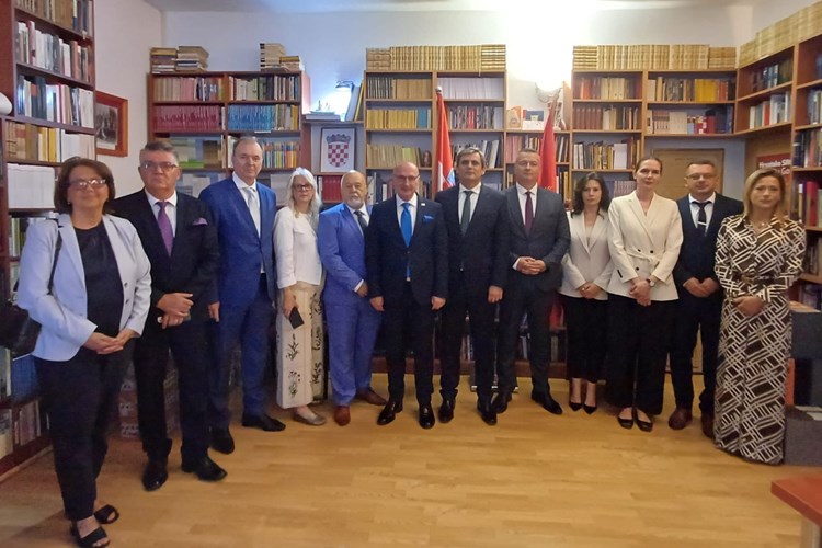 Croatia backs Montenegro’s EU path with key agreement (PHOTO)