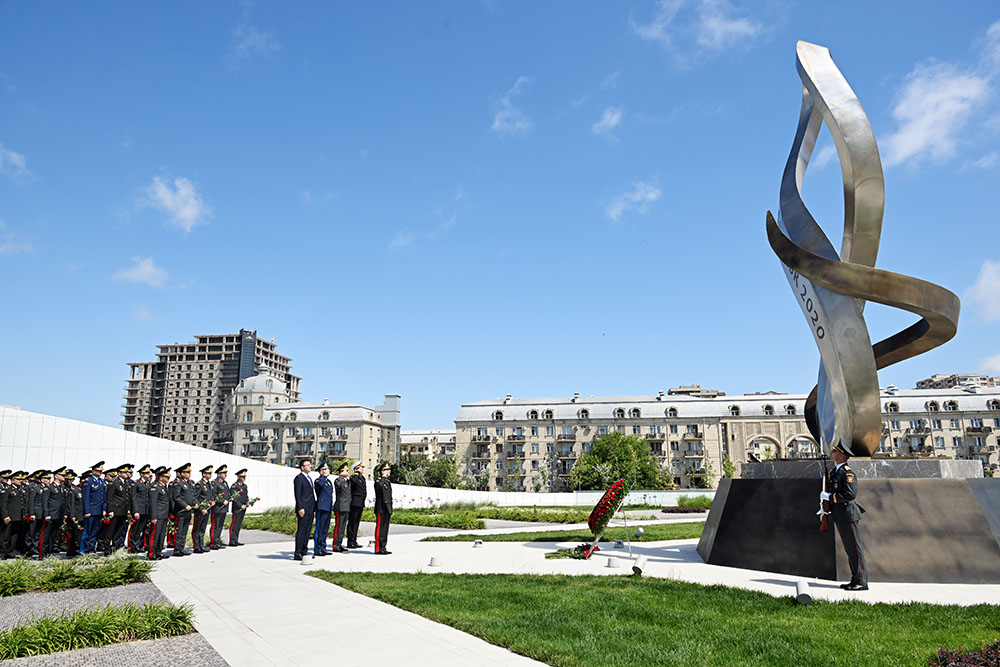 Azerbaijani MoD chiefs visit tomb of National Leader Heydar Aliyev and Victory Park (PHOTO)