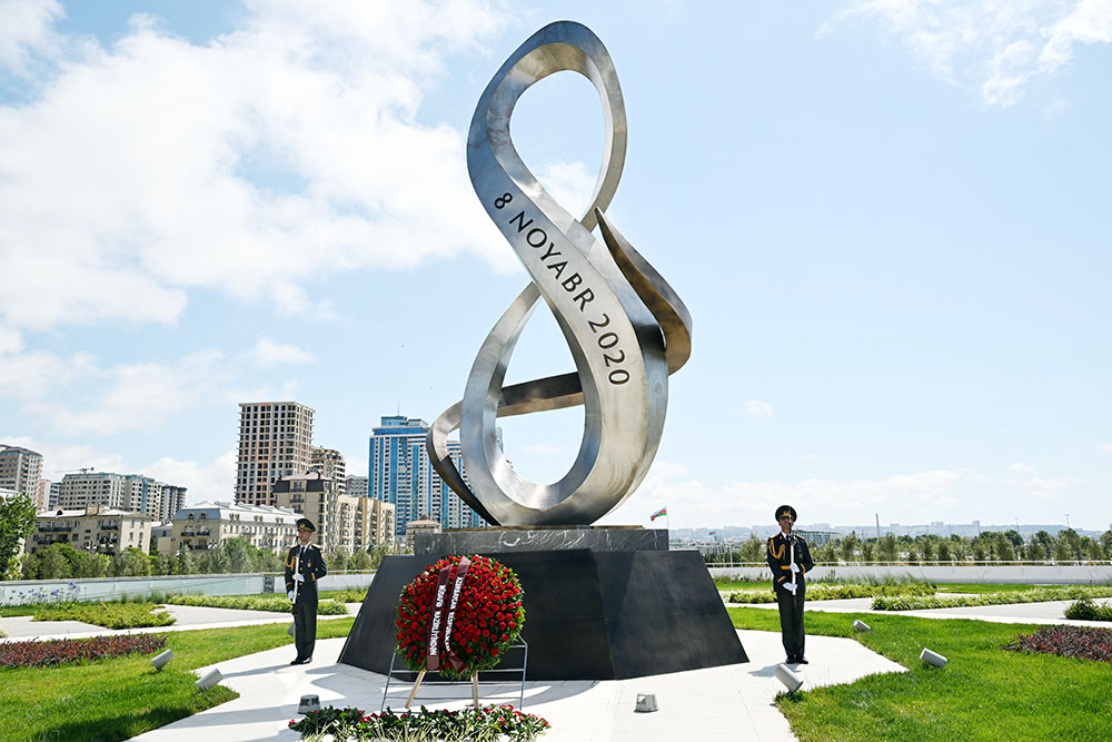 Azerbaijani MoD chiefs visit tomb of National Leader Heydar Aliyev and Victory Park (PHOTO)