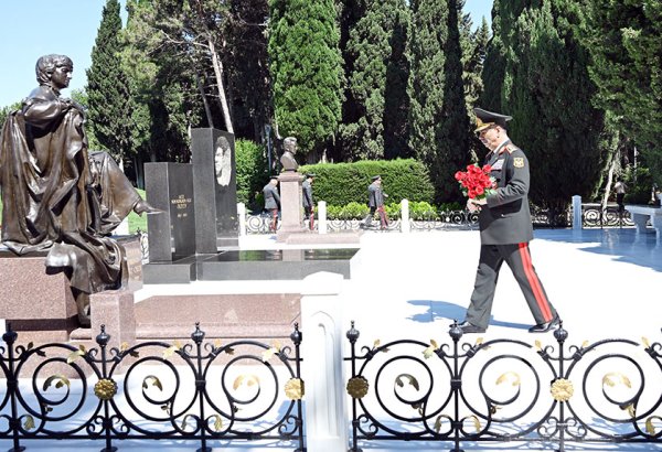 Azerbaijani MoD chiefs visit tomb of National Leader Heydar Aliyev and Victory Park (PHOTO)