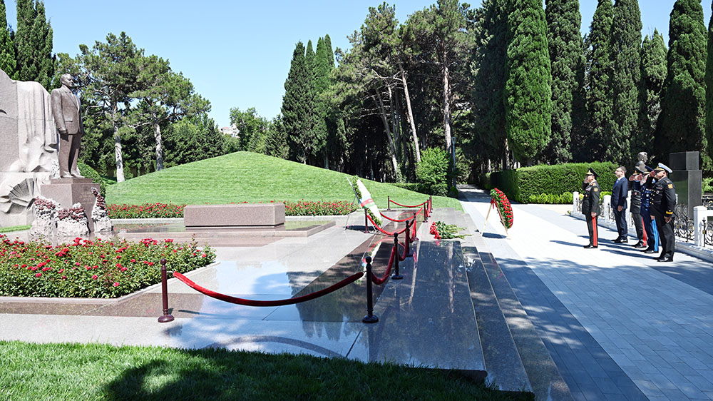 Azerbaijani MoD chiefs visit tomb of National Leader Heydar Aliyev and Victory Park (PHOTO)