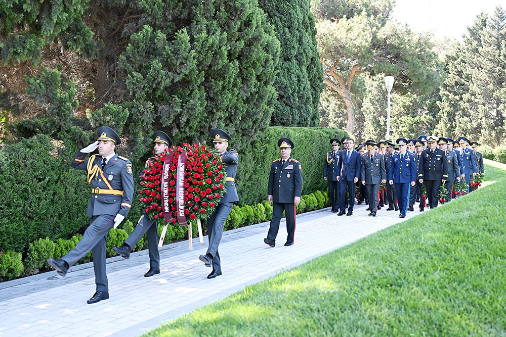 Azerbaijani MoD chiefs visit tomb of National Leader Heydar Aliyev and Victory Park (PHOTO)