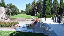 Azerbaijani MoD chiefs visit tomb of National Leader Heydar Aliyev and Victory Park (PHOTO)