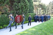 Azerbaijani MoD chiefs visit tomb of National Leader Heydar Aliyev and Victory Park (PHOTO)