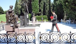 Azerbaijani MoD chiefs visit tomb of National Leader Heydar Aliyev and Victory Park (PHOTO)