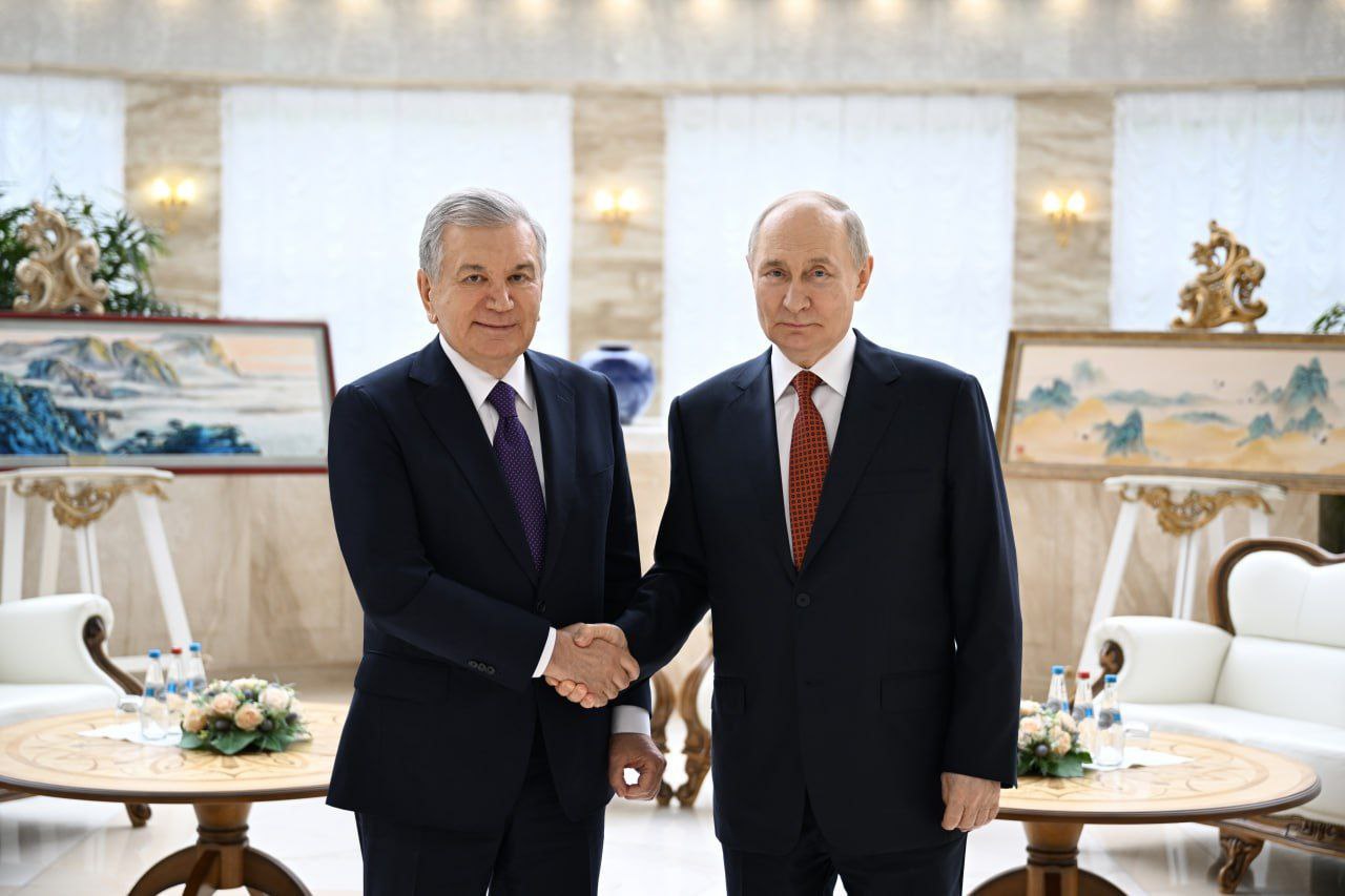 Presidents of Uzbekistan and Russia hold meeting on sidelines of EAEU summit