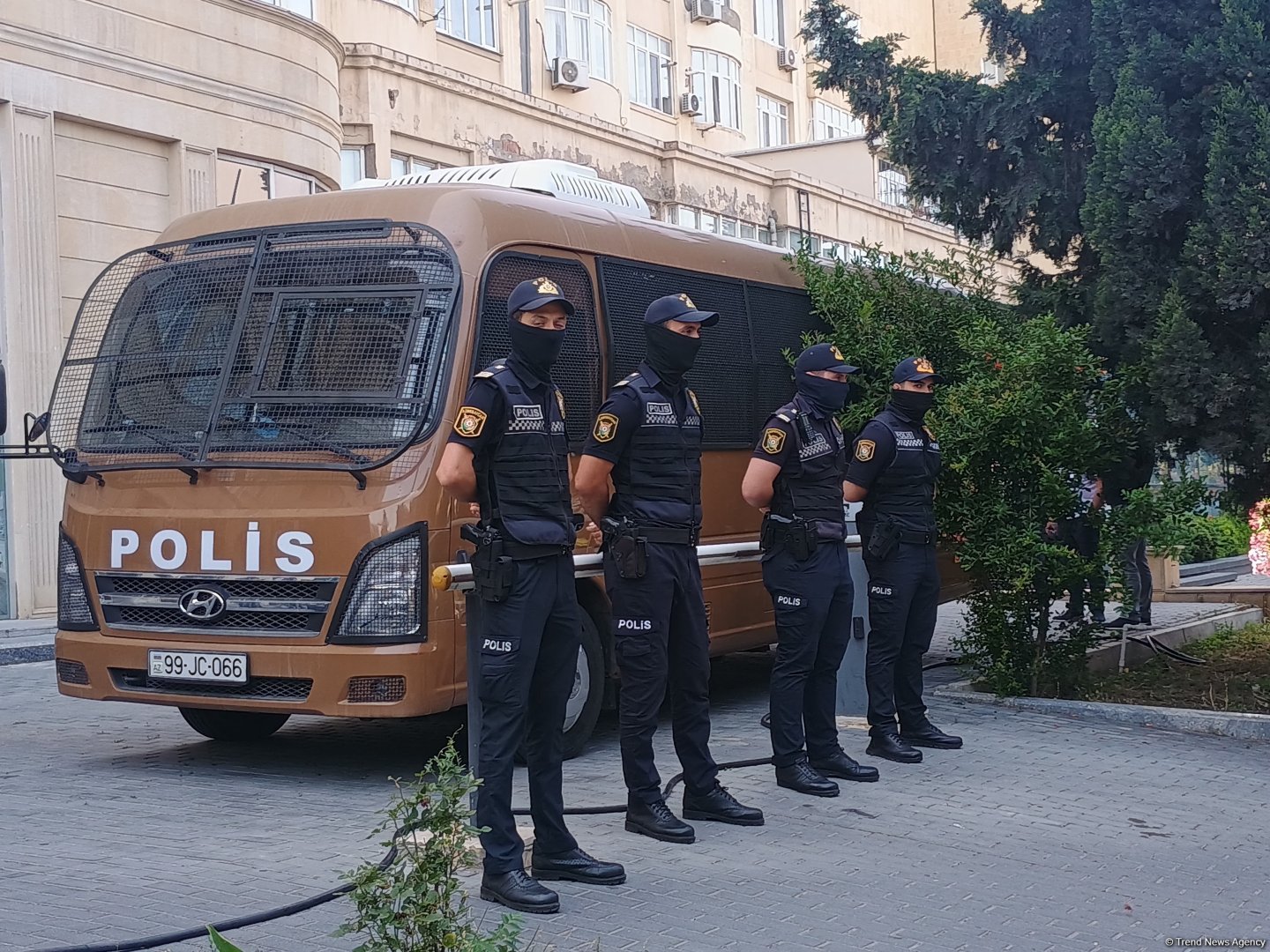 Azerbaijan announces police raid on suspended Sputnik office (PHOTO/VIDEO)