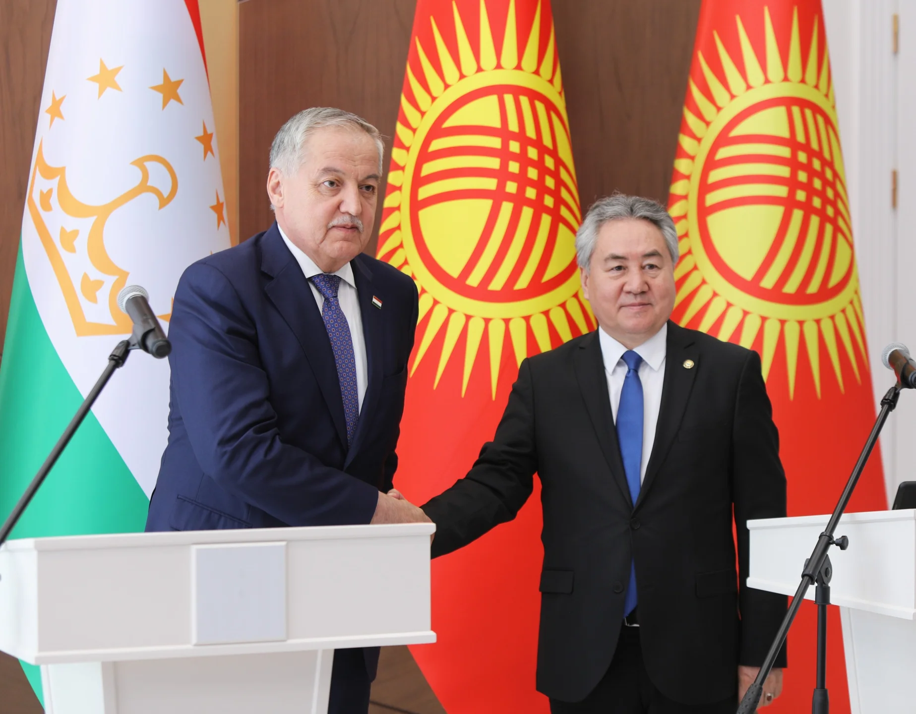 Kyrgyzstan and Tajikistan FMs deliberate on strengthening ties