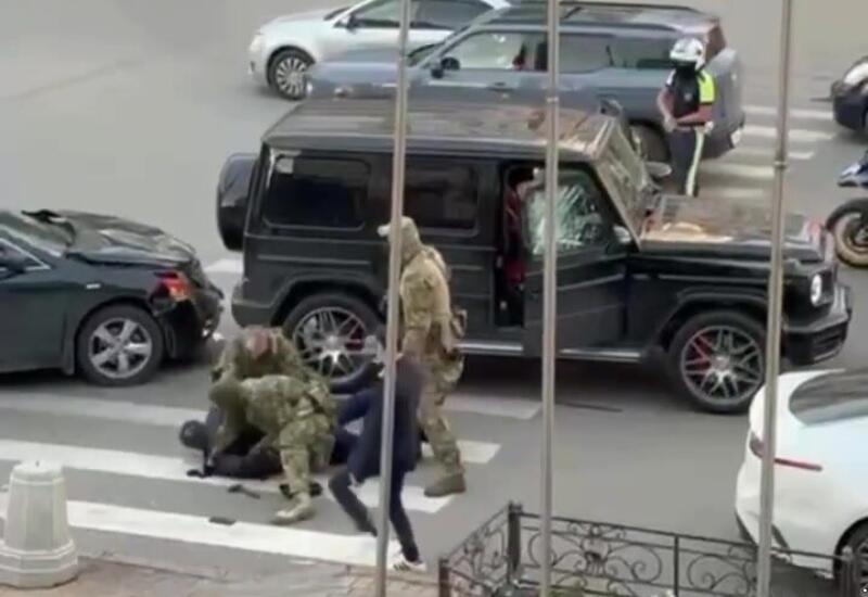 Russian special forces brutally arrest Azerbaijani diaspora head in Yekaterinburg (VIDEO)