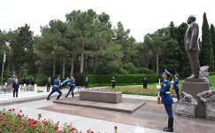 President of Uzbekistan pays tribute to National Leader Heydar Aliyev