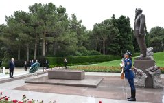 President of Uzbekistan pays tribute to National Leader Heydar Aliyev