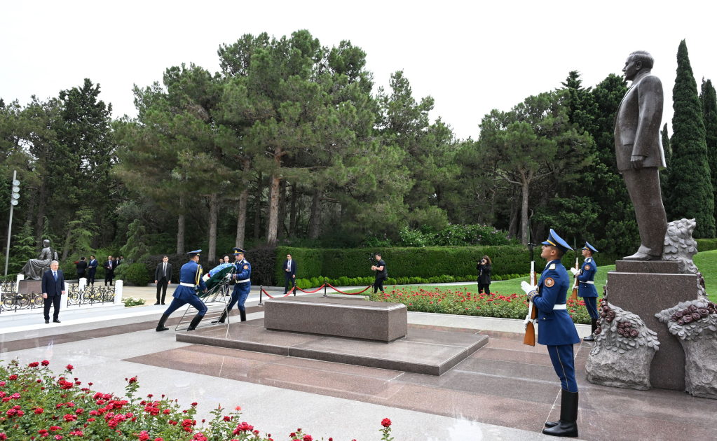 President of Uzbekistan pays tribute to National Leader Heydar Aliyev