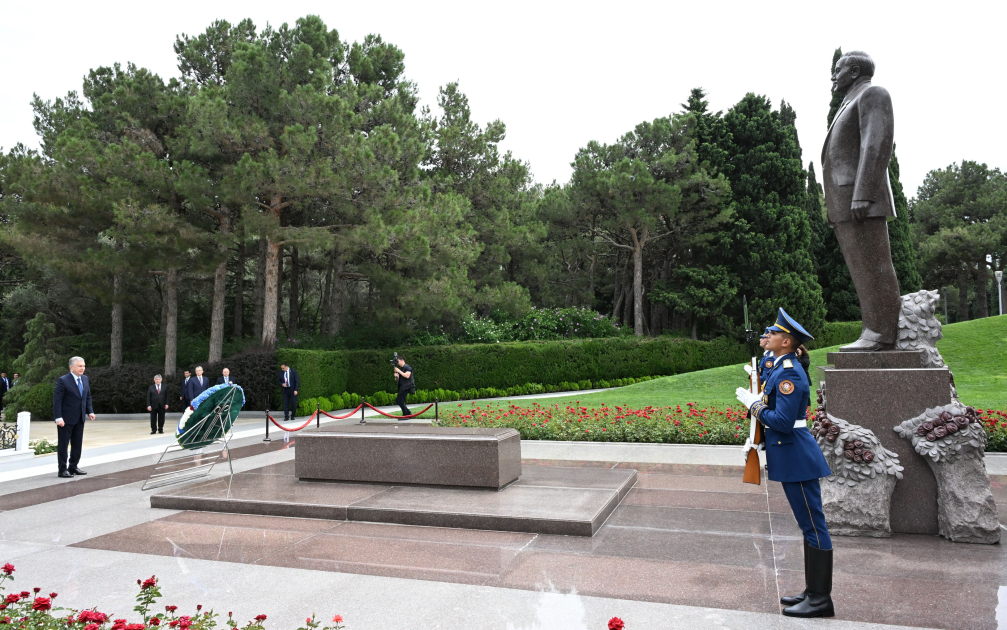 President of Uzbekistan pays tribute to National Leader Heydar Aliyev