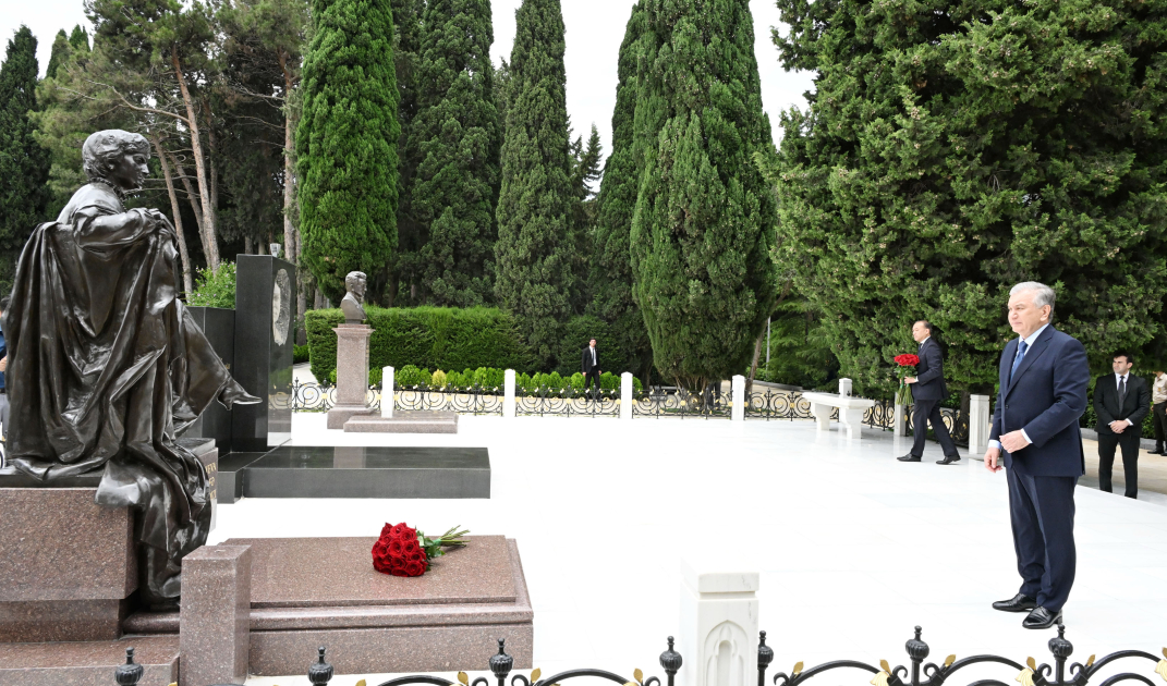 President of Uzbekistan pays tribute to National Leader Heydar Aliyev
