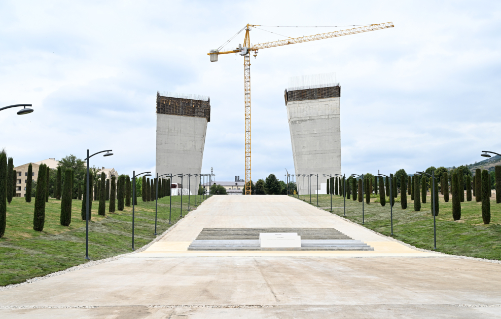 President Ilham Aliyev reviews construction works at Victory Park in Khankendi (PHOTO/VIDEO)