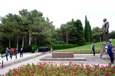 Pakistani parliamentary delegation pays tribute to National Leader Heydar Aliyev (PHOTO)