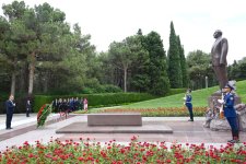 Pakistani parliamentary delegation pays tribute to National Leader Heydar Aliyev (PHOTO)