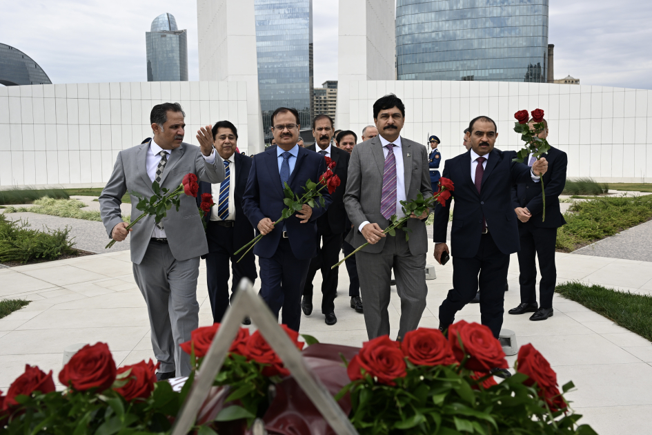 Speaker of Pakistan’s National Assembly visits Victory Park in Baku (PHOTO)