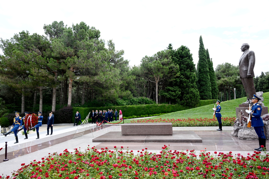 Pakistani parliamentary delegation pays tribute to National Leader Heydar Aliyev (PHOTO)