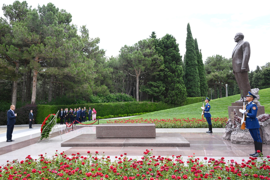 Pakistani parliamentary delegation pays tribute to National Leader Heydar Aliyev (PHOTO)