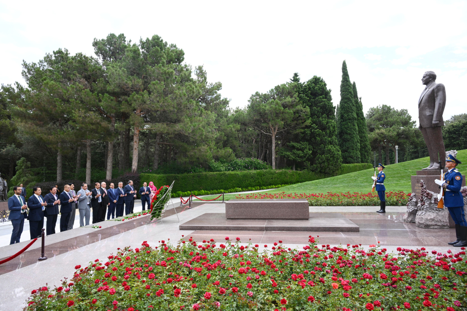 Pakistani parliamentary delegation pays tribute to National Leader Heydar Aliyev (PHOTO)